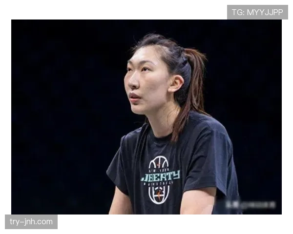 韩旭赛后一换装就成派对主角，随手那只包比我一个月工资还离谱